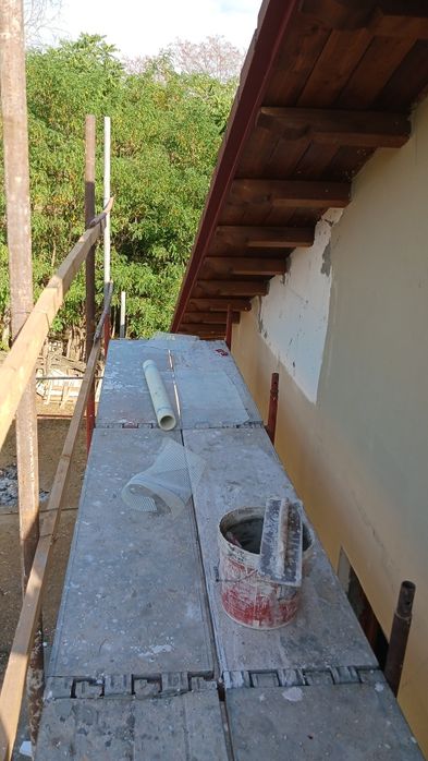 Execut lucrări: fundații, zidărie, acoperisuri, tencuieli, izolații.