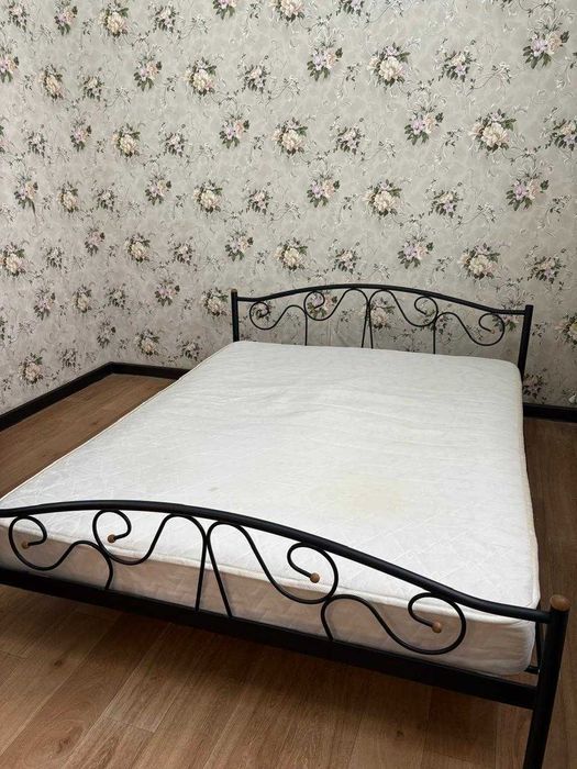 Кровать с матрасом