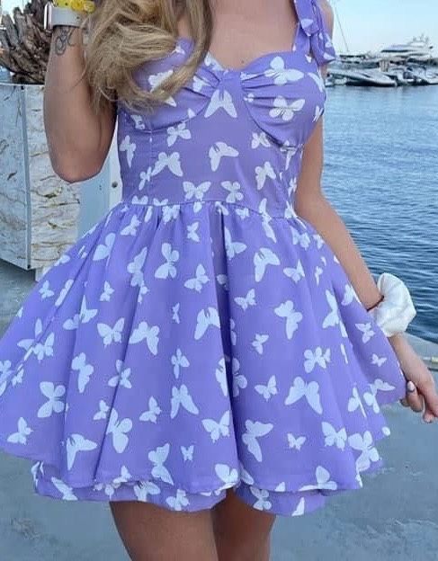 Нежна рокля с акцент пеперуди