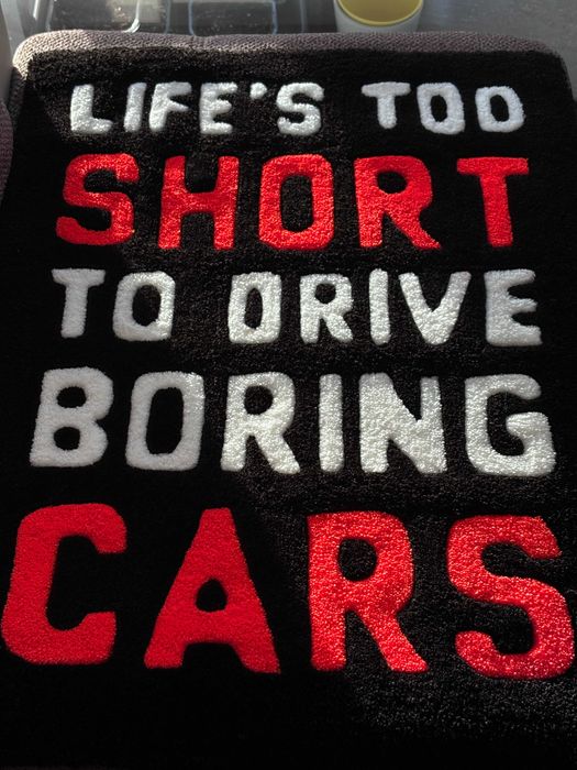 Тафтинг килим с надпис "Life's Too Short to Drive Boring Cars"