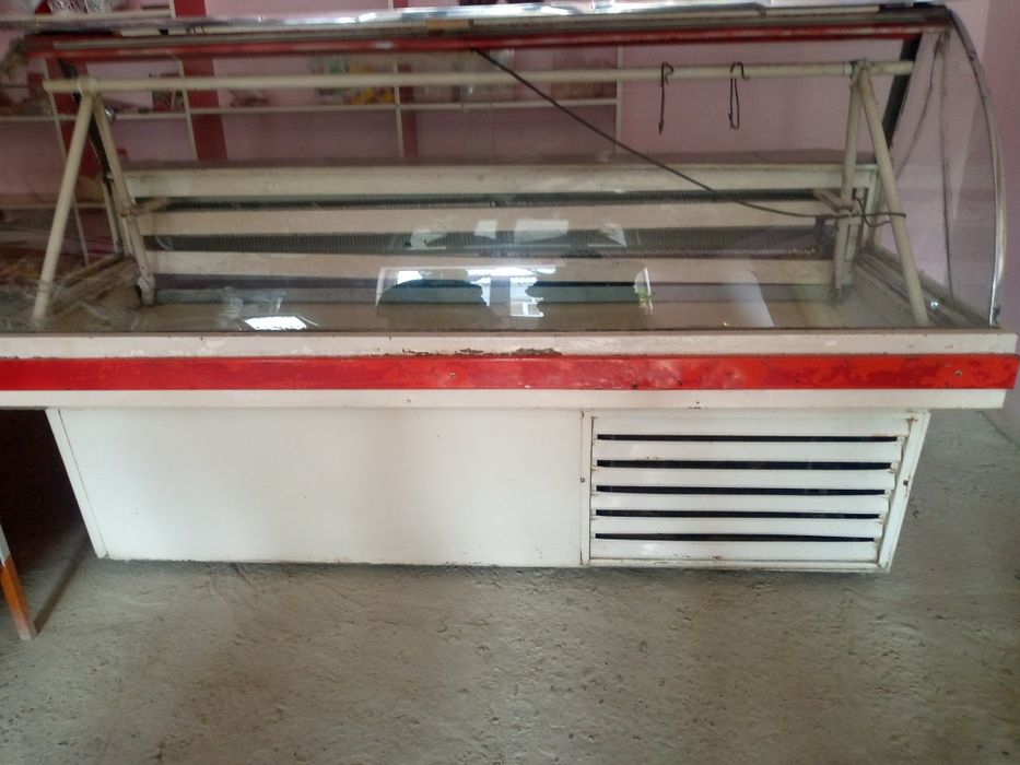 Vitrinnaya xolodilnik