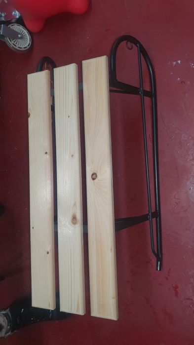 Sanie din fier cu sezut din lemn