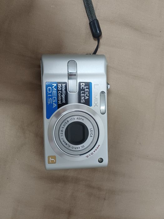 Panasonic Lumix DMC-FX12
Stare foarte buna
Are incarcator