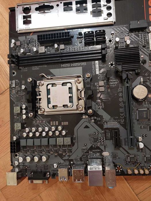 AMD Ryzen 5 7600 + Gigabyte B650M S2H