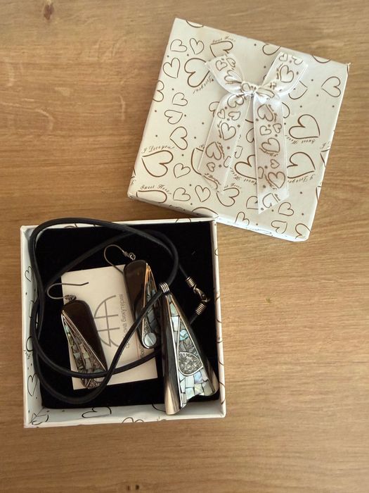 Комплект ръчно изработени бижута – колие и обеци