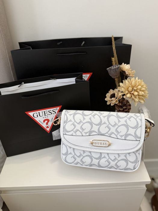 Сумочки от бренда Guess