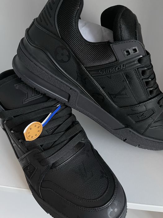 Adidasi LV trainer masura 45 pe stock