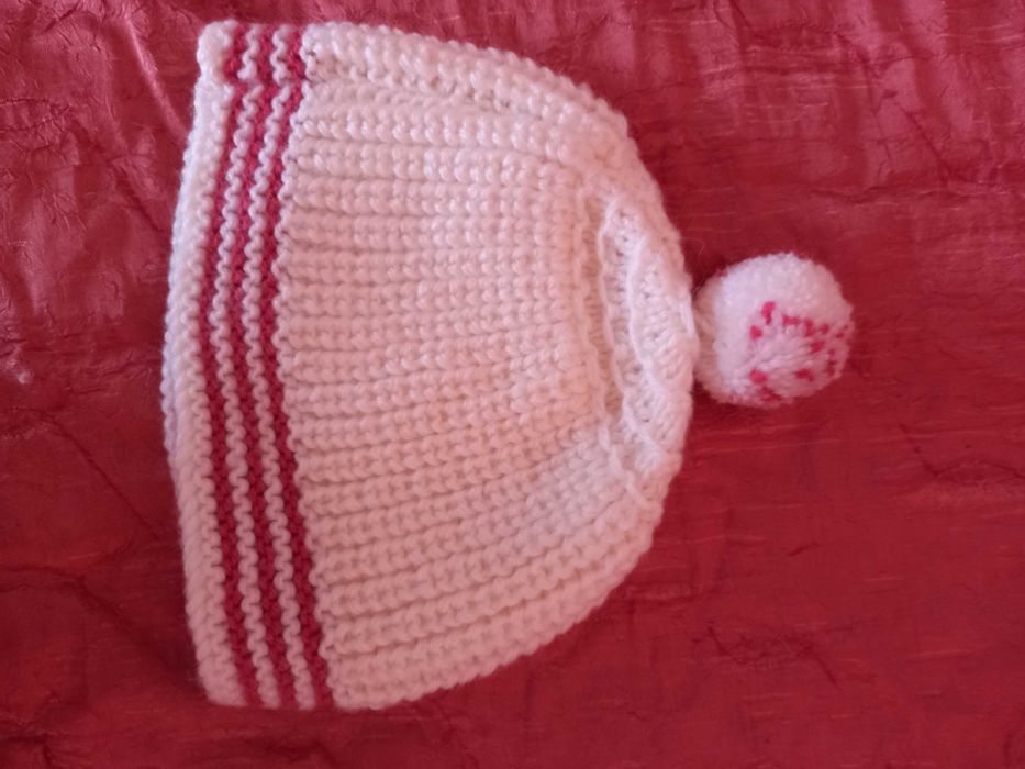 Две нови шапки,ръчно плетиво