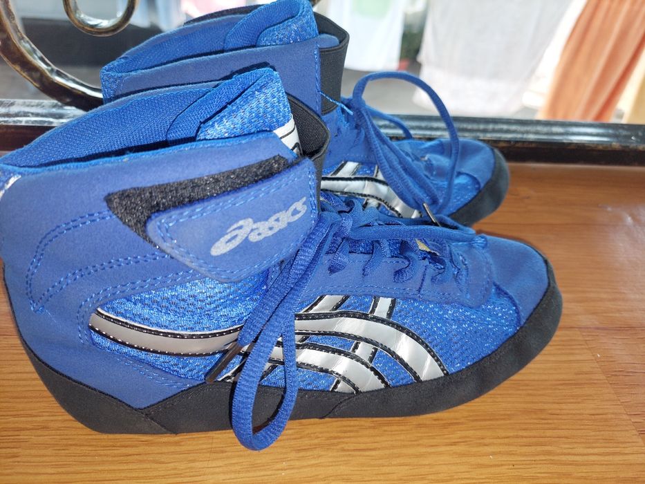Продам борцовки asics