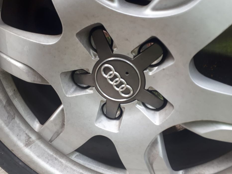 Vând 4 jante R 17 audi a 8 merg și pe a4 au inele de centrare