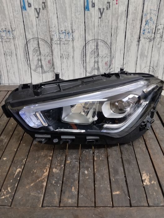 Продавам ляв фар Hella за Mercedes Cla