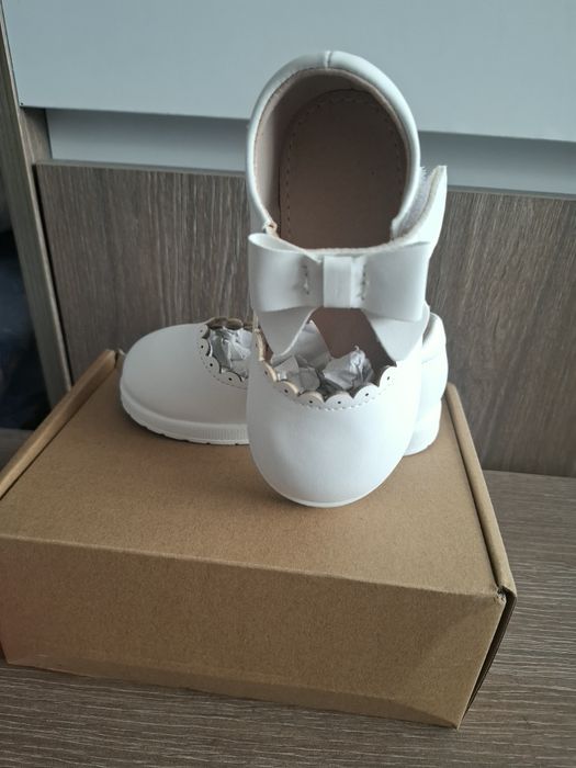 Детски бели обувки
