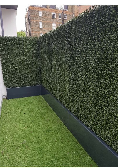 Suniy gazon va zabor