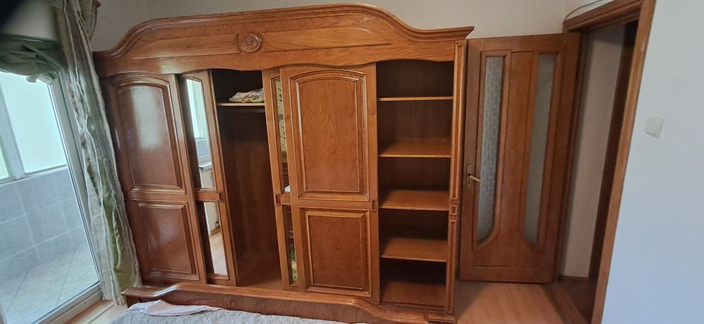 Mobilier lemn masiv in condiții foarte bune.