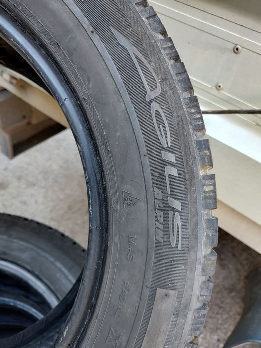 Продавам 2 зимни гуми 215/60/17 С бус Michelin