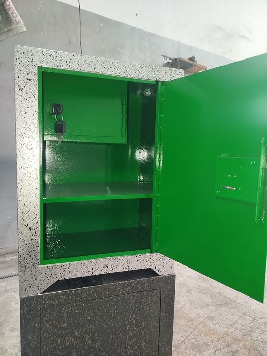 Сейф калин лисдан килинган размер 50х36х28 краска лари део