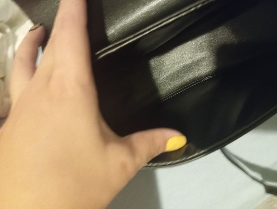 Малка черна чанта