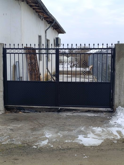 Метални врати огради и парапети от ковано и обикновено желязо.