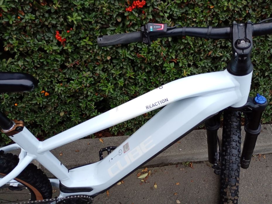 Bicicleta electrica Cube 750