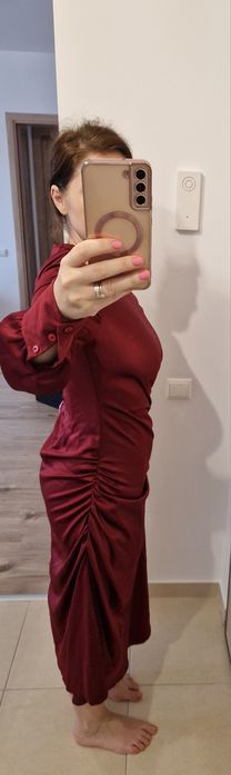 Rochie visinie,din material satinat, cu maneca lunga