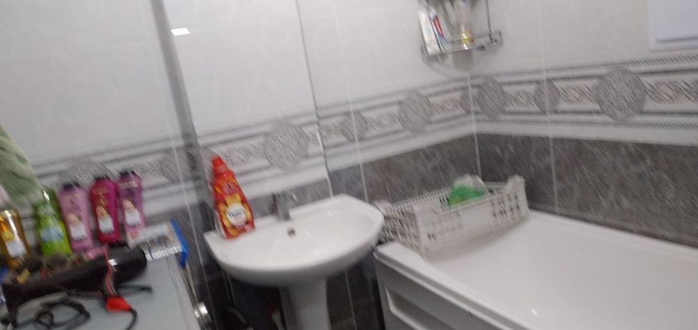 Guliston shahri yangi bozor yangi dom 2 xona balkonli.