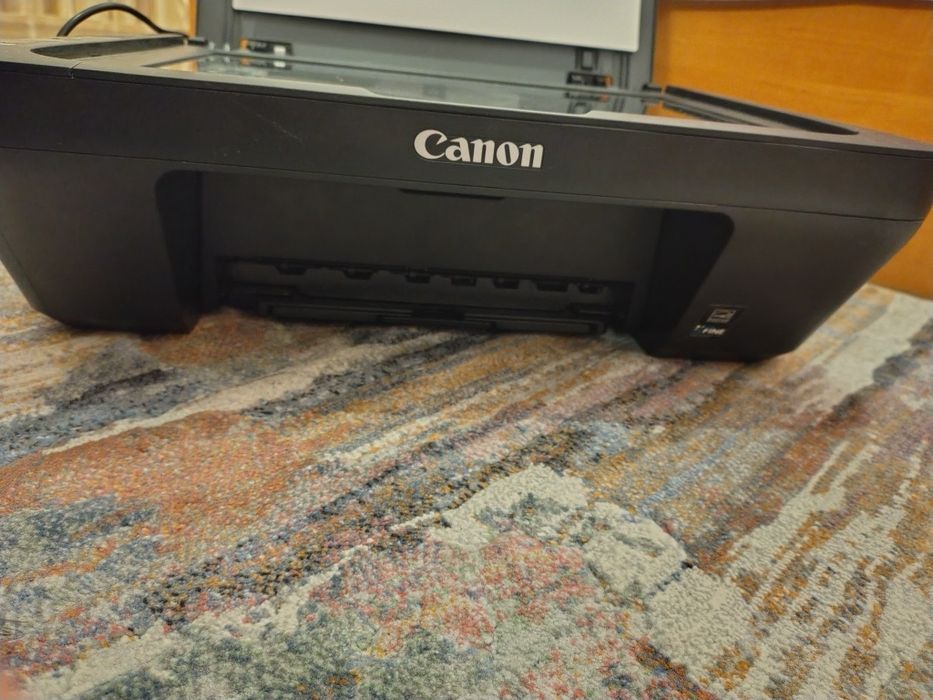 Продавам Принтер със скенер  Canon MG3050