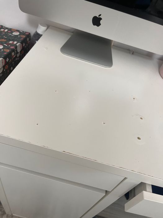 Birou Ikea  produs utilizat prezintă defecte vopsea sărită pe alocuri