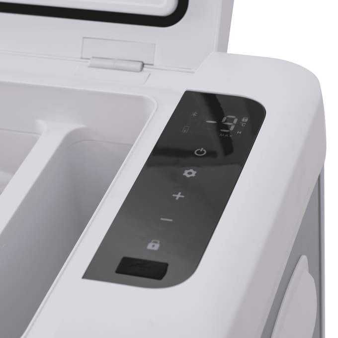 Neutilizat. Frigider auto 25l, răcire/congelare, 12/24V, 220V