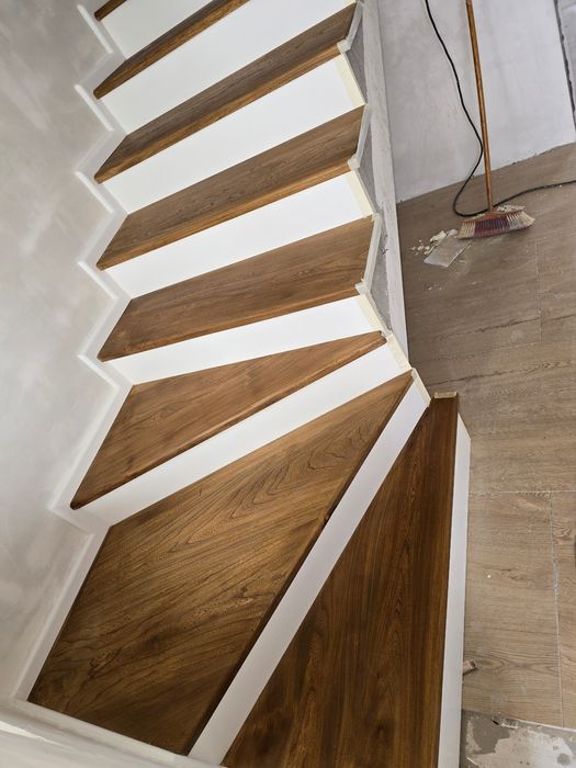 Scări din lemn masiv/Balustrade/Riflaje