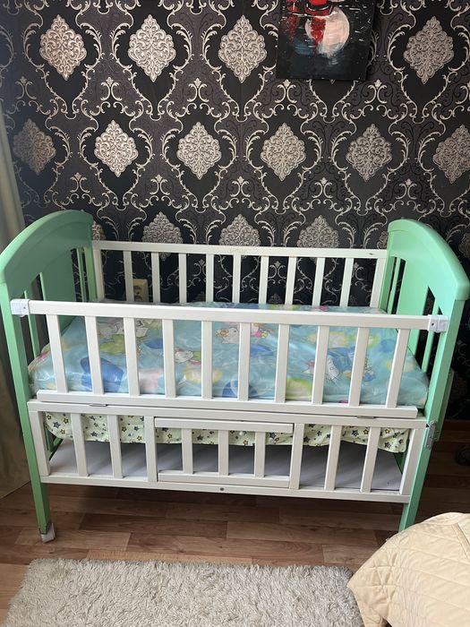 Продам детскую кровать с люлькой.