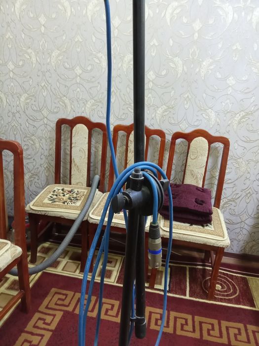 Продам микрофон со стойкой .