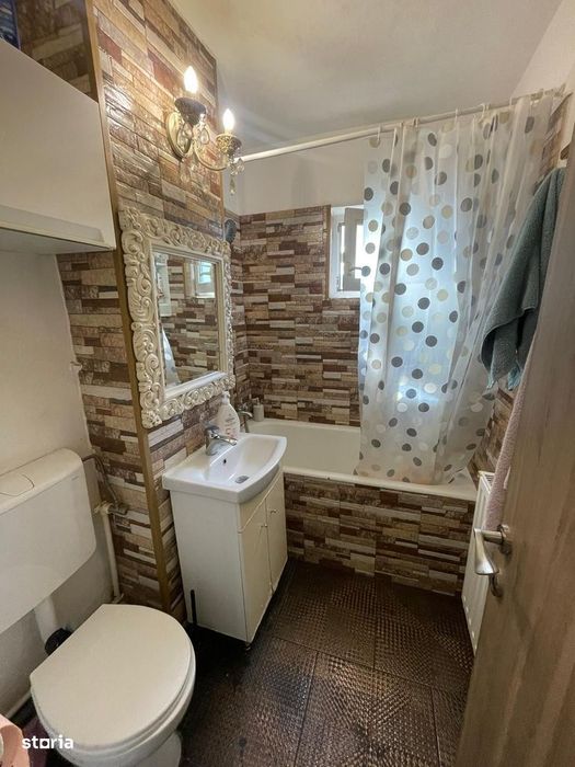 Apartament cu 3 camere de vanzare, zona Cetate