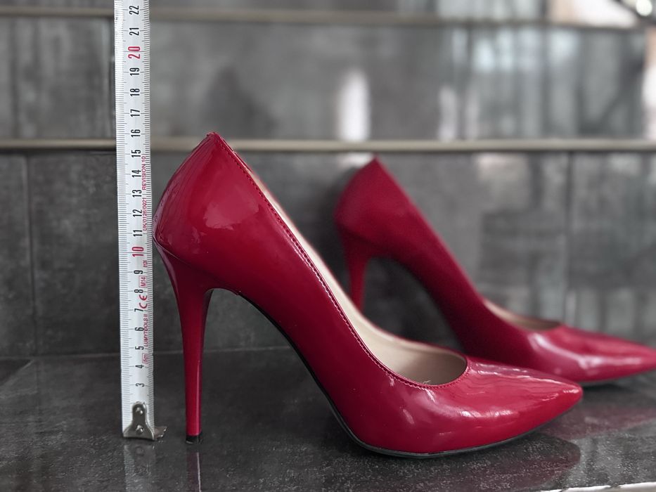 Vand pantofi rosii piele lacuita masura 39