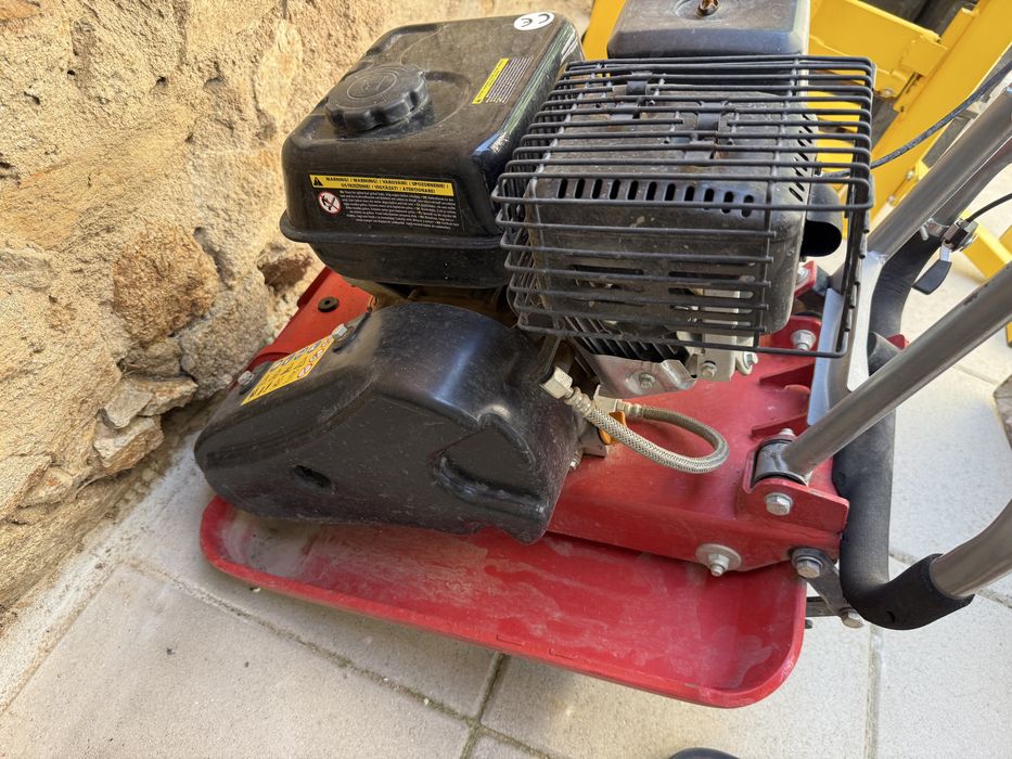 Виброплоча HECHT 1114, 5.5 к.с., 20000 N, 58 x 50, с Loncin двигател, подложка и колела
