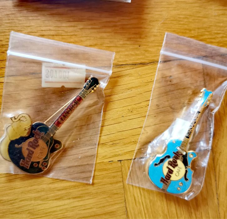 Значки емблеми пинове от HARD ROCK CAFE  чисто нови китарни баджове !
