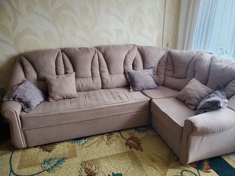 Продам угловой диван и кресло