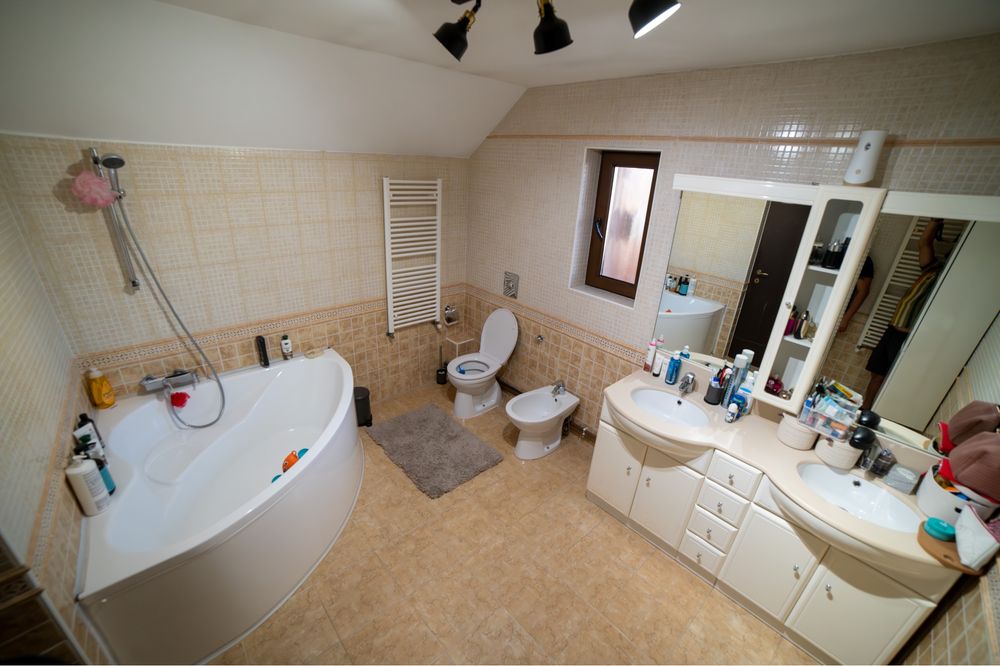 CASĂ SPAȚIOASĂ DE VÂNZARE – Corunca, Mures 180 MP + Mansardā | 600 MP Teren| Garaj| Saunā| 3 Terase