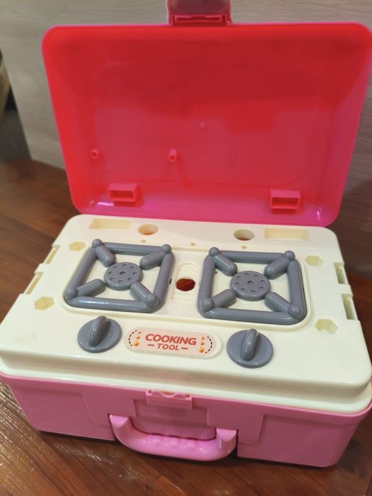Продам игрушечную кухню-чемодан