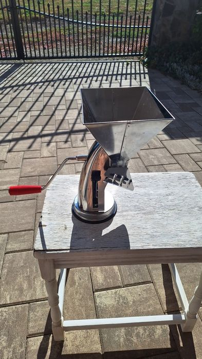 Aparat din inox pentru tomate