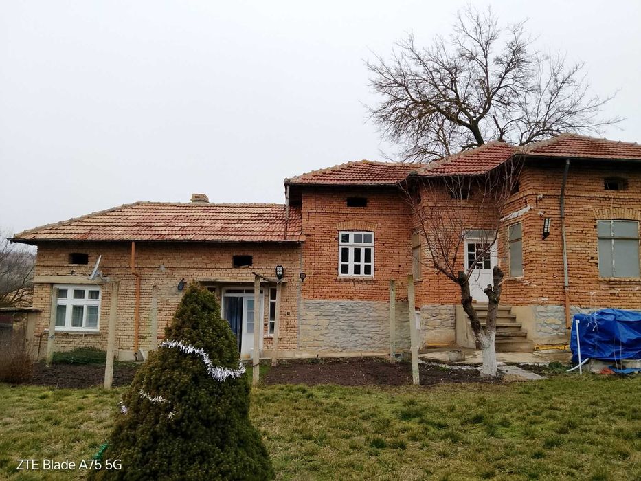Тухлена къща със стопански постройки