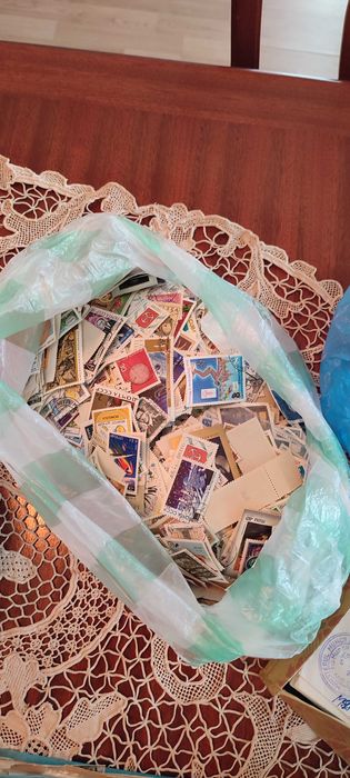 Vând timbre, clasoare, cărți