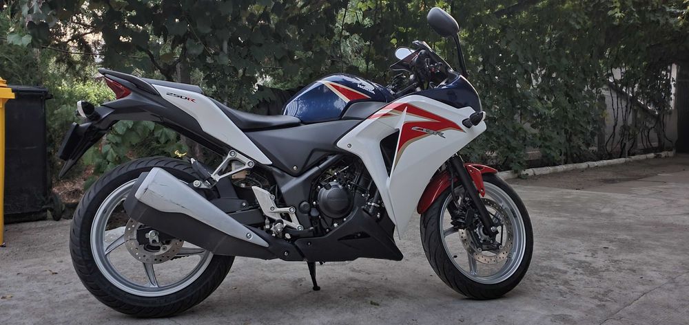 Honda CBR250R 2011