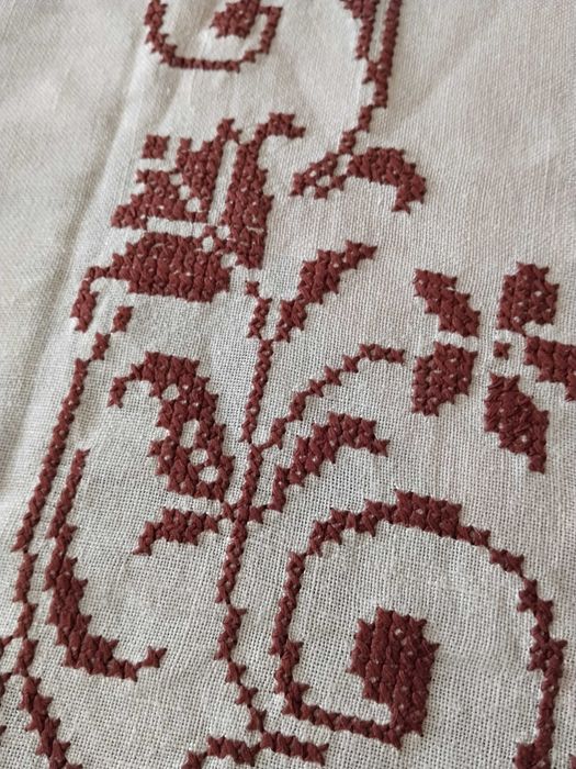 Ленена покривка за маса ръчна бродерия