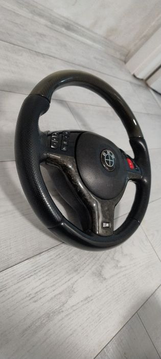 М волан с карбонови детайли