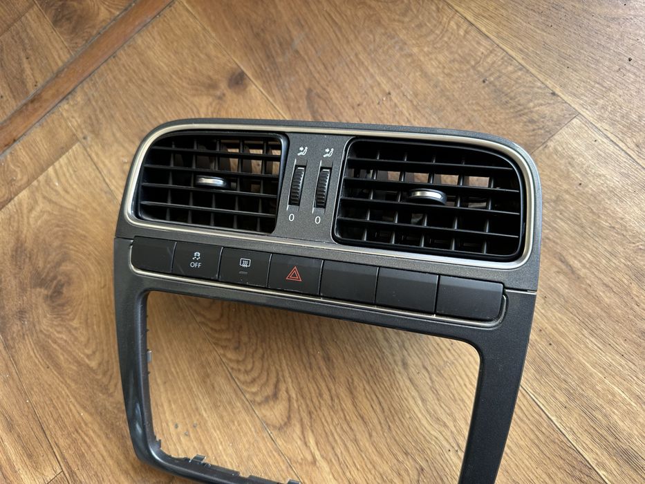 Централна конзоло със въздуховоди и лайсна за Фолксваген Поло 6R 2009-