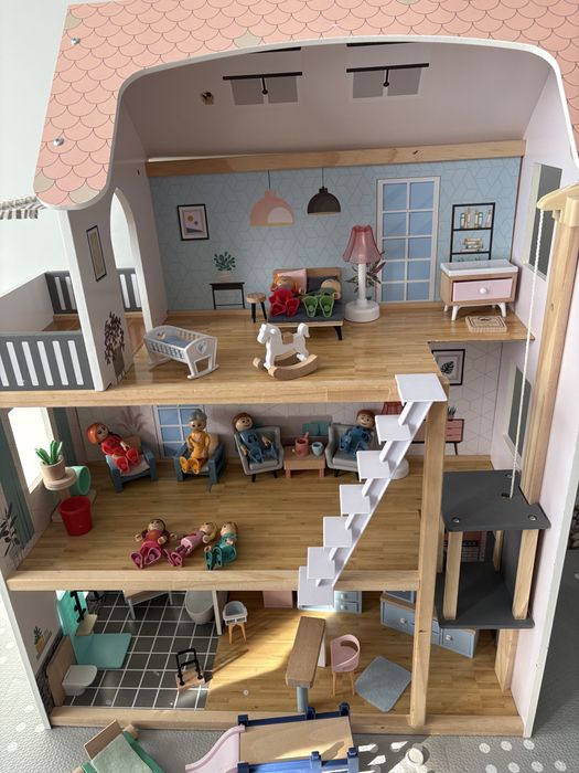 Дървена къща за кукли