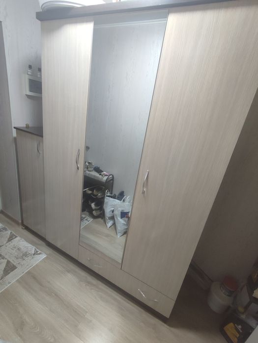 Прихожий шкаф в отличном состоянии с зеркалом.