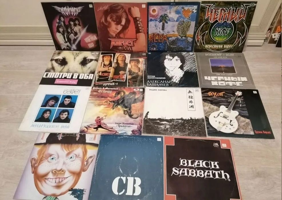 Продаются виниловые пластинки.