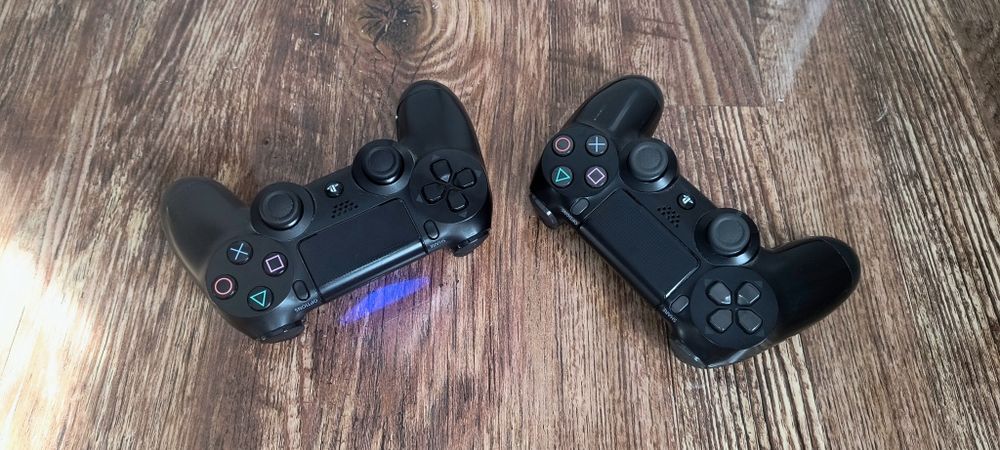 Vând PS4 impecabil