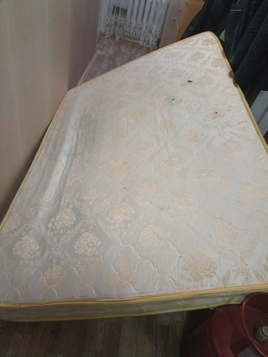 Матрас  размером 200 на 140
